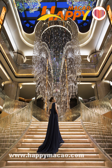 JW__Bride_at_Lobby_Stairs