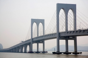 西灣大橋8月中旬試行電單車專道  